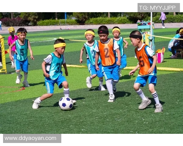 小孩与球星同场竞技足球梦启航在绿茵场上展现无限可能